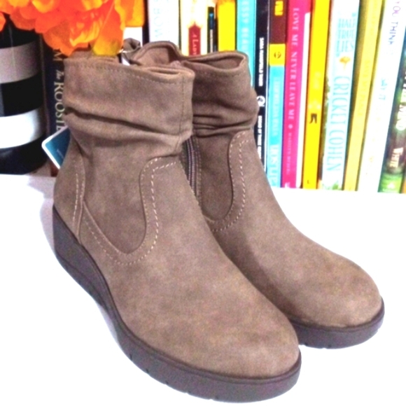 CLIFFS BY WHITE MOUNTAIN BROWN  WEDGE HEEL ANKLE BOOTS SIZE 7.5 NWT - Picture 1 of 9